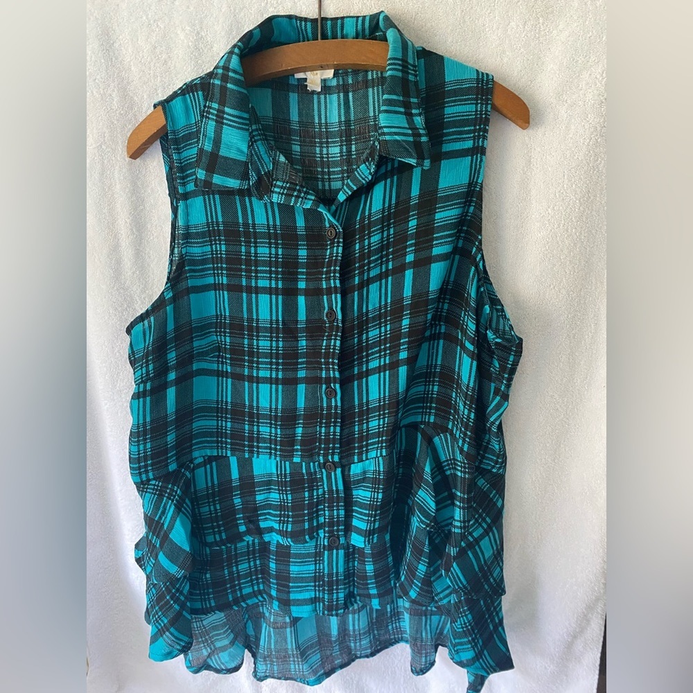 Charming Charlie sleeveless top XL green‎ black print, high low hem, flounce